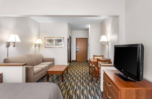 Beloit Hotel | Budget-Friendly Quality Inn with Family Amenities & Pool