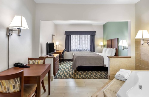 Beloit Hotel | Budget-Friendly Quality Inn with Family Amenities & Pool
