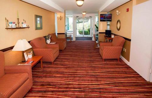Buzzards Bay Hotel | Quality Inn: Oceanfront Retreat with Pool and Breakfast