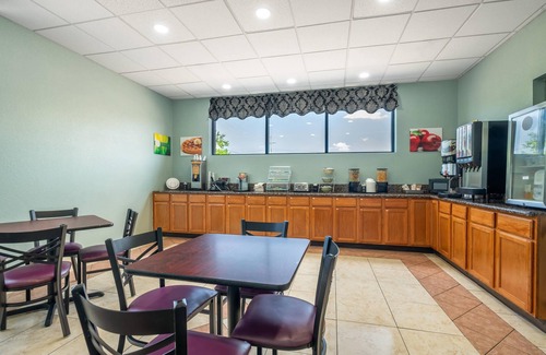 Greenbrier West Hotel | Comfortable Stay at Quality Inn with Restaurant & Breakfast