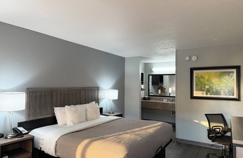 Crestview Hotel | Budget-Friendly Super 8 by Wyndham Crestview with Breakfast