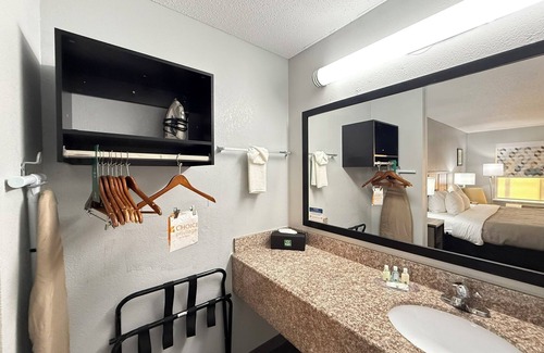 Crestview Hotel | Budget-Friendly Super 8 by Wyndham Crestview with Breakfast