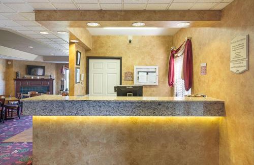 Fairmont Hotel | Pet-Friendly Quality Inn Fairmont with Pool & Hot Tub