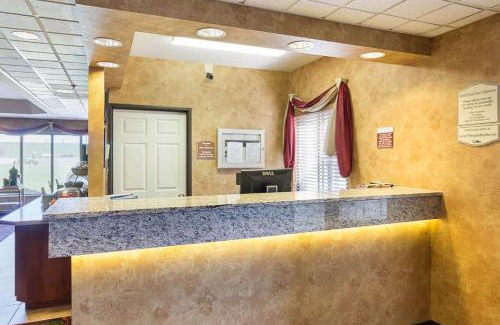 Fairmont Hotel | Pet-Friendly Quality Inn Fairmont with Pool & Hot Tub