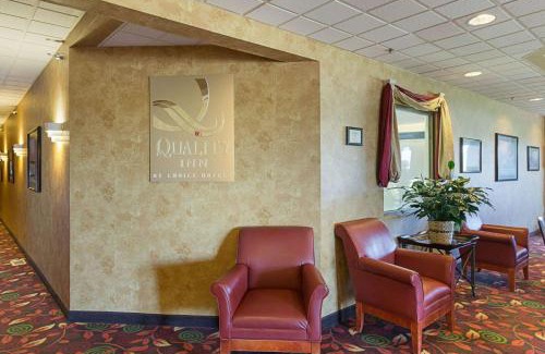 Fairmont Hotel | Pet-Friendly Quality Inn Fairmont with Pool & Hot Tub