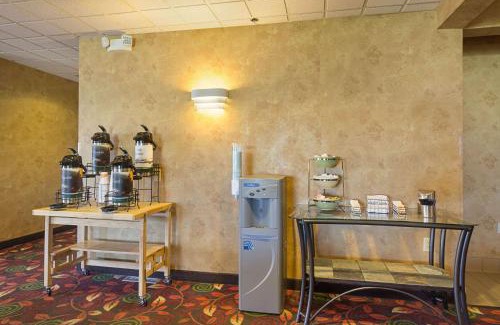 Fairmont Hotel | Pet-Friendly Quality Inn Fairmont with Pool & Hot Tub
