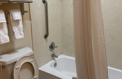 Harriman Hotel | Discover OYO Hotel Harriman: Family-Friendly with Pool & Breakfast