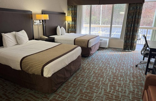 Harriman Hotel | Discover OYO Hotel Harriman: Family-Friendly with Pool & Breakfast