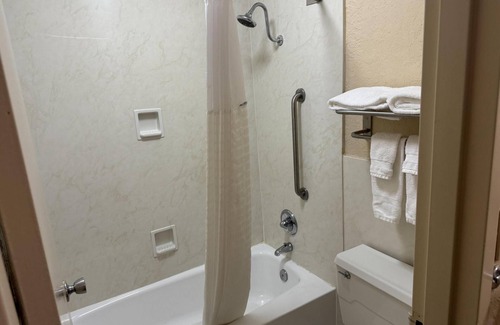 Harriman Hotel | Discover OYO Hotel Harriman: Family-Friendly with Pool & Breakfast