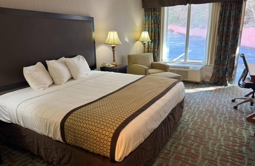 Harriman Hotel | Discover OYO Hotel Harriman: Family-Friendly with Pool & Breakfast