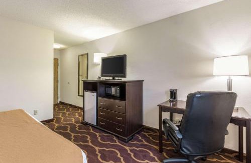 Kearney Hotel | Pet-Friendly Quality Inn Kearney with Pool & Ocean Views