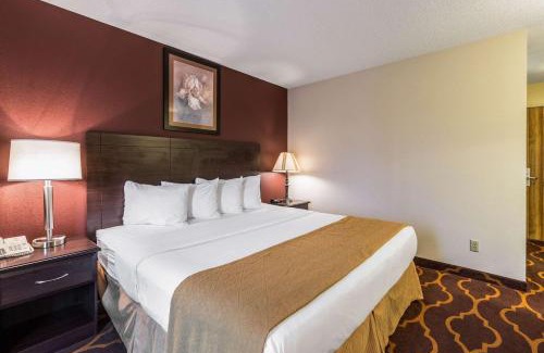 Kearney Hotel | Pet-Friendly Quality Inn Kearney with Pool & Ocean Views