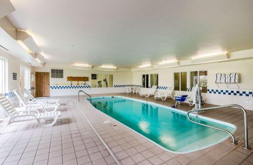 Kearney Hotel | Pet-Friendly Quality Inn Kearney with Pool & Ocean Views