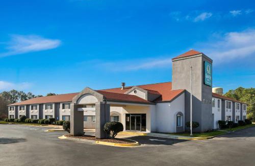 Lavonia Hotel | Comfortable Quality Inn with Breakfast and Hot Tub Access