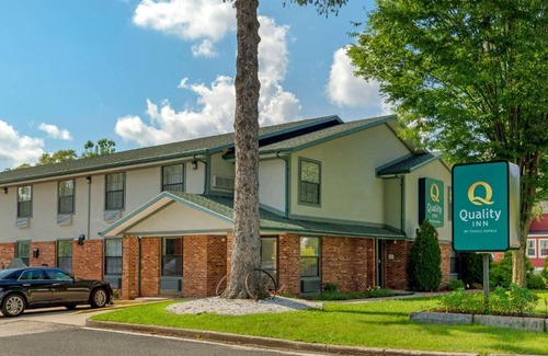 Lee Hotel | Quality Inn: Family-Friendly Stay with Hot Tub & Breakfast