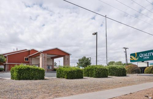 Los Lunas Hotel | Quality Inn: Family-Friendly Stay with Pool and Pets Welcome