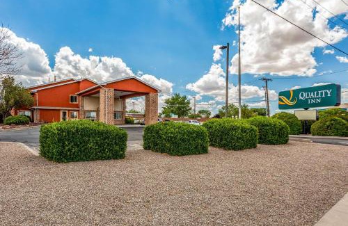 Los Lunas Hotel | Quality Inn: Family-Friendly Stay with Pool and Pets Welcome