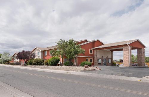 Los Lunas Hotel | Quality Inn: Family-Friendly Stay with Pool and Pets Welcome