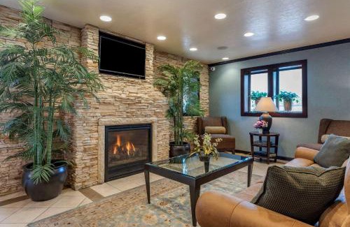 Madras Hotel | Cozy Quality Inn: Oceanfront Stay with Pet-Friendly Amenities