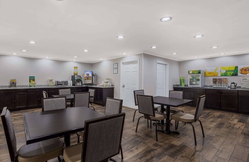 Moultrie Hotel | Budget-Friendly Quality Inn with Pool and Breakfast Options