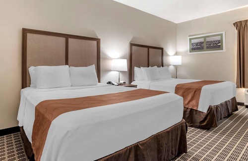 Moultrie Hotel | Budget-Friendly Quality Inn with Pool and Breakfast Options