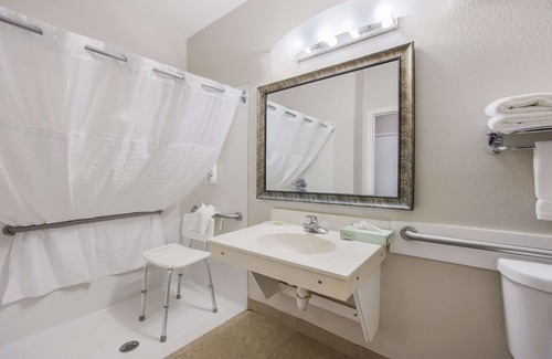 Moultrie Hotel | Budget-Friendly Quality Inn with Pool and Breakfast Options