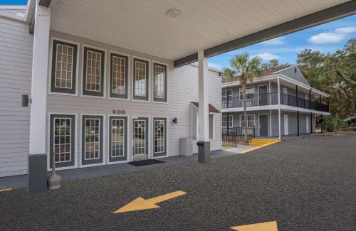 Biloxi Hotel | Pet-Friendly Quality Inn with Family Amenities and Accessibility