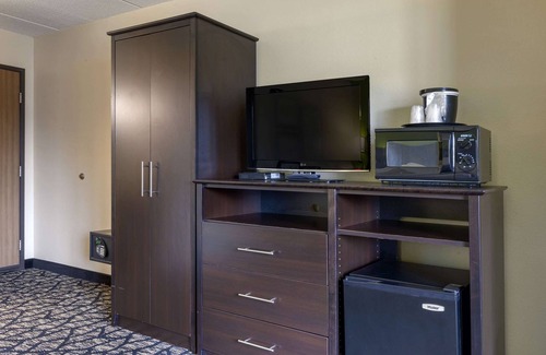 Oshkosh Hotel | Quality Inn: Guest Rated 8.4 with Pool & Breakfast Included