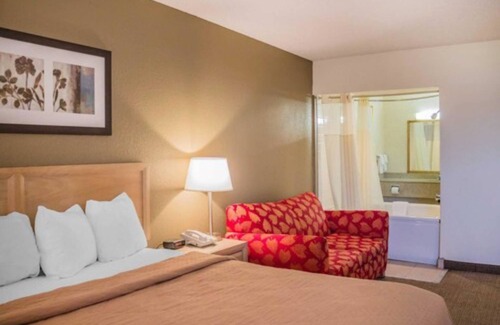 Port Clinton Hotel | Quality Inn: Family-Friendly Stay with Ocean Views & Pool