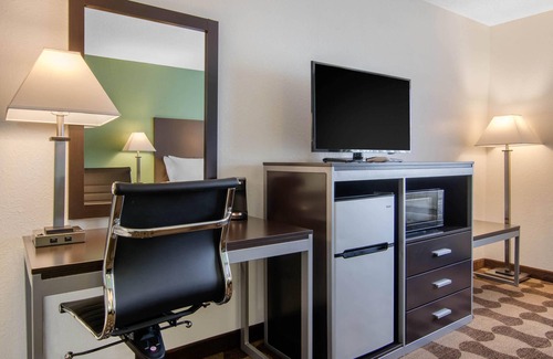 Russell Hotel | Quality Inn: Highly Rated Hotel with Spa & Family Amenities