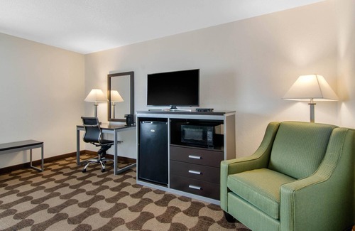 Russell Hotel | Quality Inn: Highly Rated Hotel with Spa & Family Amenities