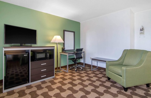 Russell Hotel | Quality Inn: Highly Rated Hotel with Spa & Family Amenities