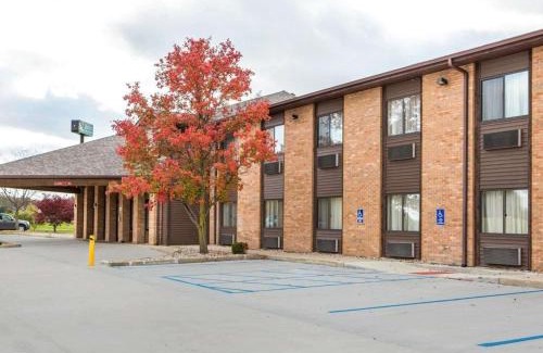St. Marys Hotel | Comfortable Quality Inn: Pet-Friendly with Pool Access