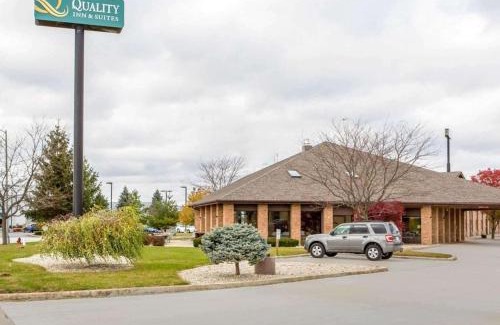 St. Marys Hotel | Comfortable Quality Inn: Pet-Friendly with Pool Access