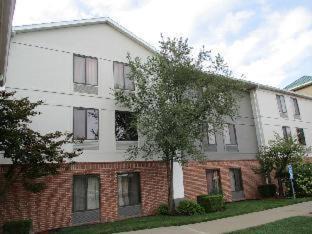 Warrensburg Hotel | Quality Inn: Family-Friendly Stay with Pool & Pet Access