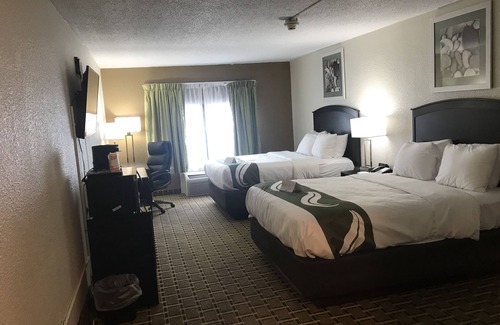Vincennes Hotel | Relax at Quality Inn with Pool, Breakfast & Family Amenities