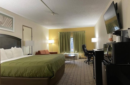 Vincennes Hotel | Relax at Quality Inn with Pool, Breakfast & Family Amenities