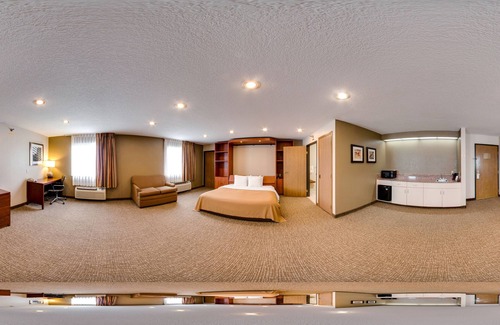 Waverly Hotel | Relax at Quality Inn Waverly with Pool and Spa Amenities