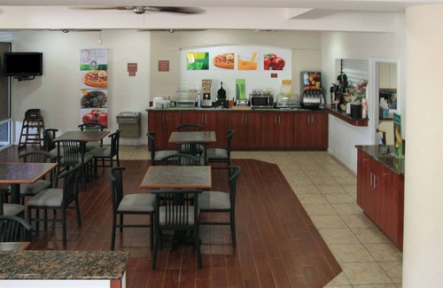 North Weeki Wachee Hotel | Quality Inn Weeki Wachee: Family-Friendly with Pool & Spa