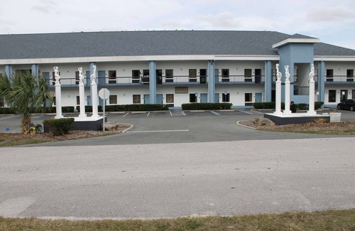 North Weeki Wachee Hotel | Quality Inn Weeki Wachee: Family-Friendly with Pool & Spa