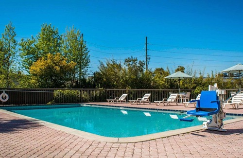 North Weeki Wachee Hotel | Quality Inn Weeki Wachee: Family-Friendly with Pool & Spa