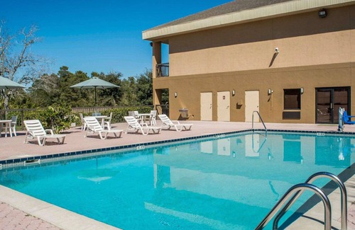 North Weeki Wachee Hotel | Quality Inn Weeki Wachee: Family-Friendly with Pool & Spa