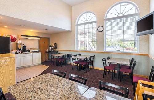Weston Hotel | Budget-Friendly Quality Inn Weston with Pool & Breakfast