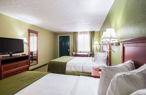 Weston Hotel | Budget-Friendly Quality Inn Weston with Pool & Breakfast