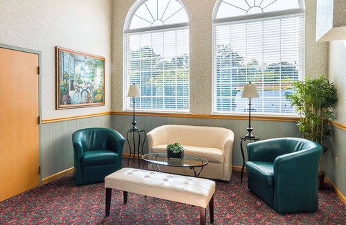 Weston Hotel | Budget-Friendly Quality Inn Weston with Pool & Breakfast