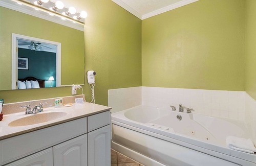 Weston Hotel | Budget-Friendly Quality Inn Weston with Pool & Breakfast