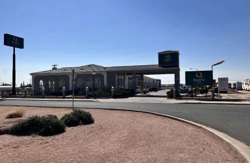 Winslow Hotel | Pet-Friendly Quality Inn Winslow I-40 with Pool Access