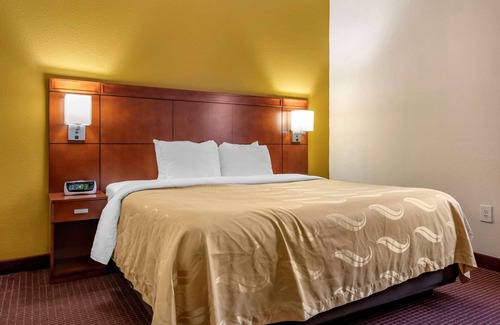 Zephyrhills Hotel | Welcoming Quality Inn Zephyrhills with Pool & Spa Amenities