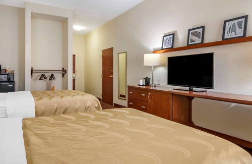 Zephyrhills Hotel | Welcoming Quality Inn Zephyrhills with Pool & Spa Amenities