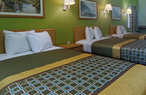 Weatherford Hotel | Quality One Motel: Family-Friendly Stays with Pool Access